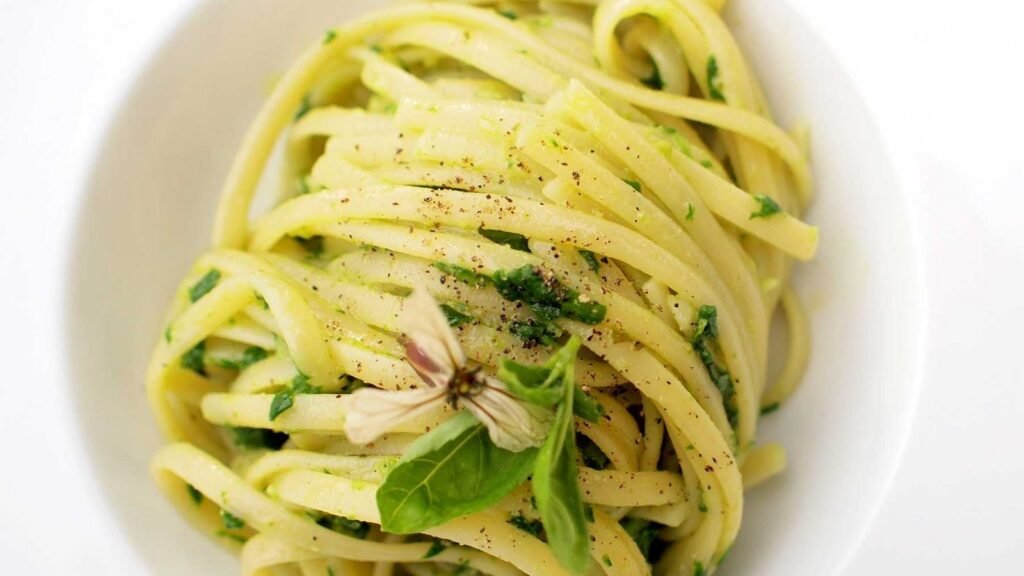 Spaghetti with lime and rocket